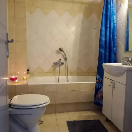 ιδανικό δίπλα στο μετρό, ανάμεσα στο κέντρο και τη παραλία *